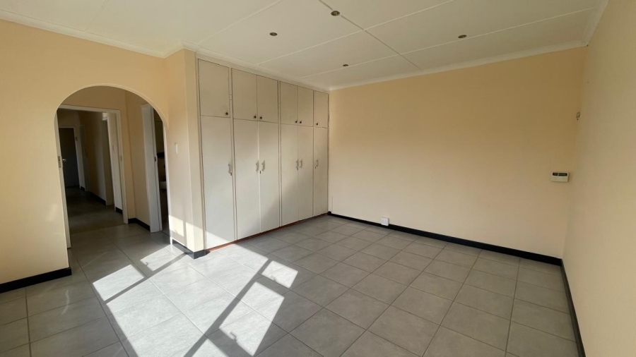 5 Bedroom Property for Sale in Beacon Bay Eastern Cape